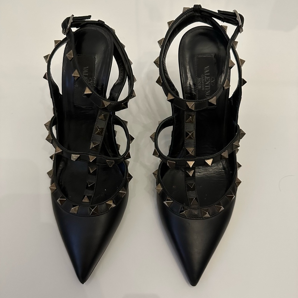 LIKE NEW VALENTINO ROCKSTUD HEELS BLACK SZ 37.5